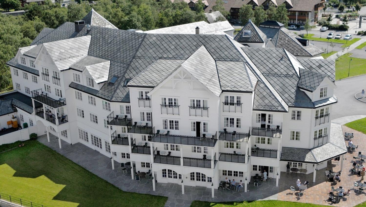 Et dronebilde av hotellet sett fra utsiden.