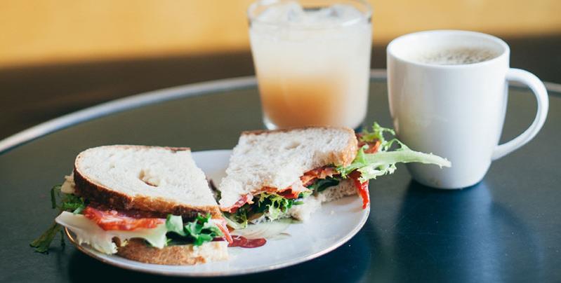 sandwich og kaffee