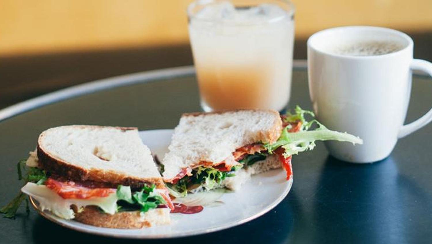 sandwich og kaffee