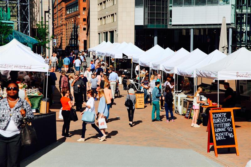 Shoppinggate med mange mennesker.