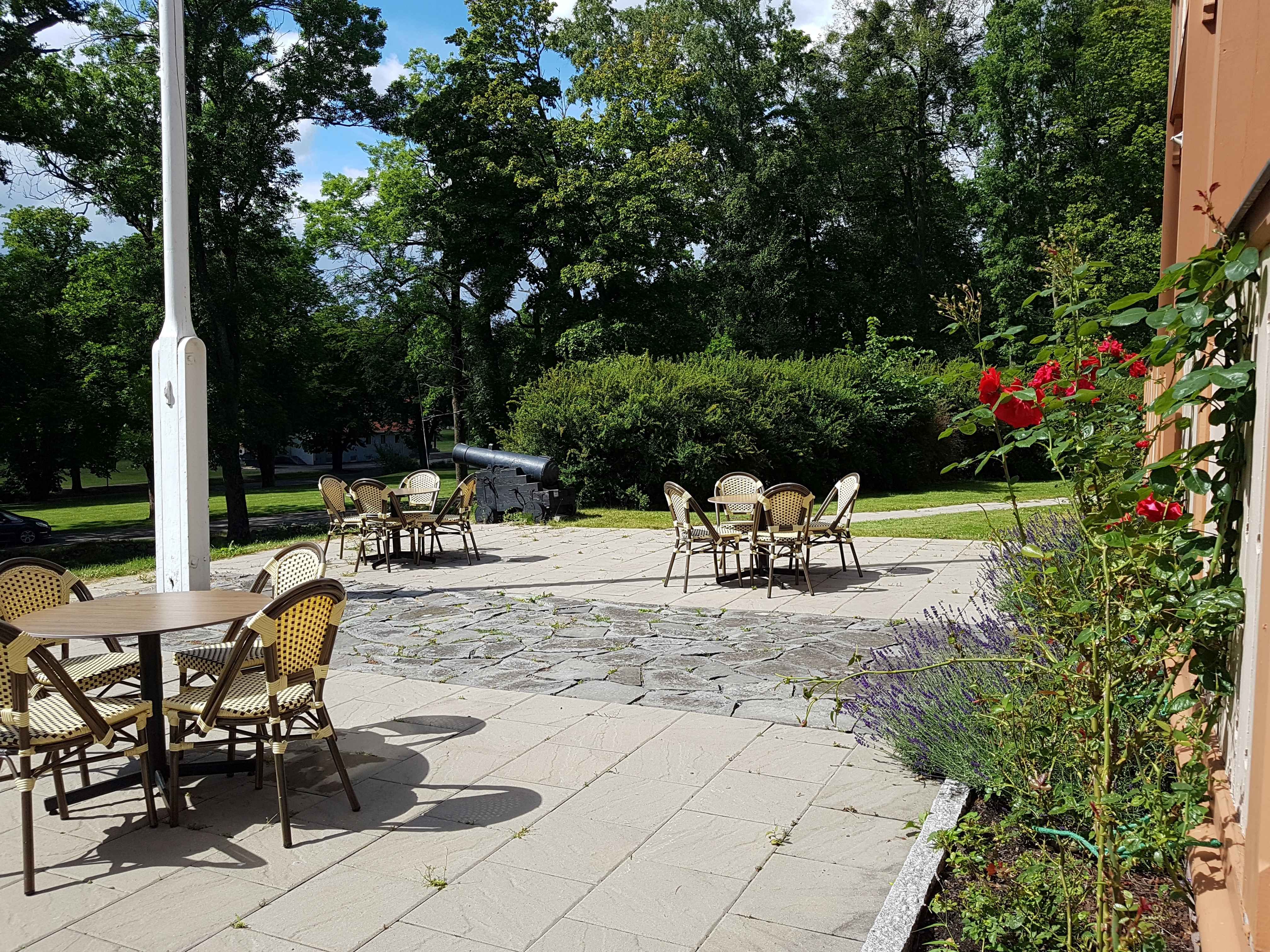 Uteområdet med sittegrupper