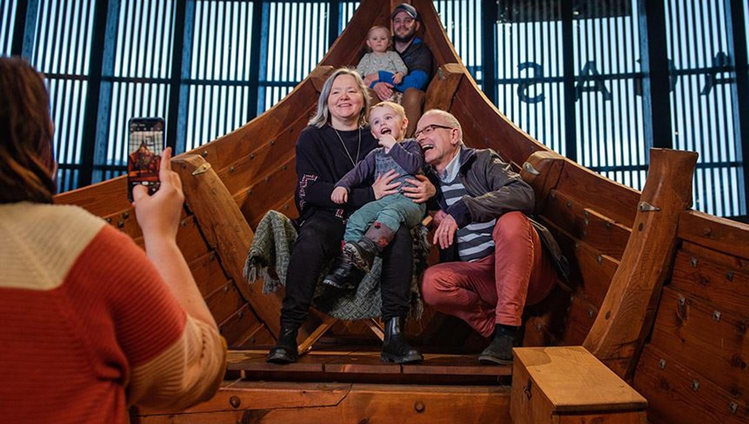 Fleire generasjonar opplever Myklebustskipet saman inne på Sagastad Vikingsenter.
