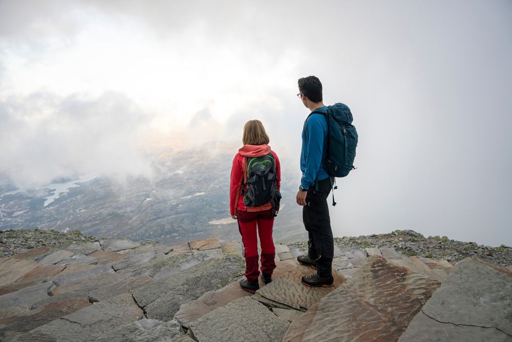 par på toppen av Gaustatoppen i tåkevær