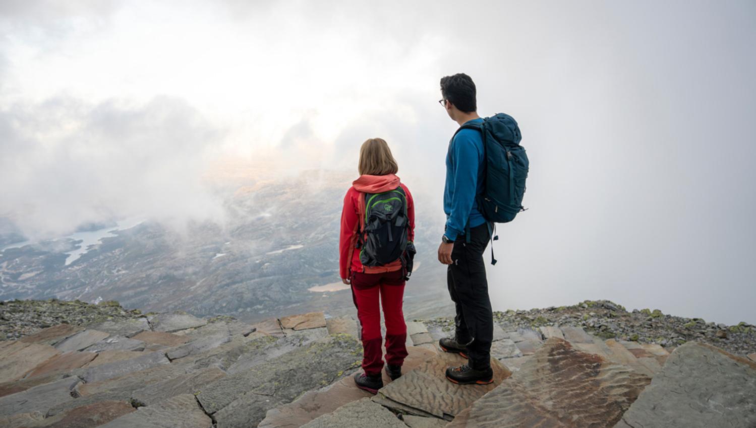 par på toppen av Gaustatoppen i tåkevær