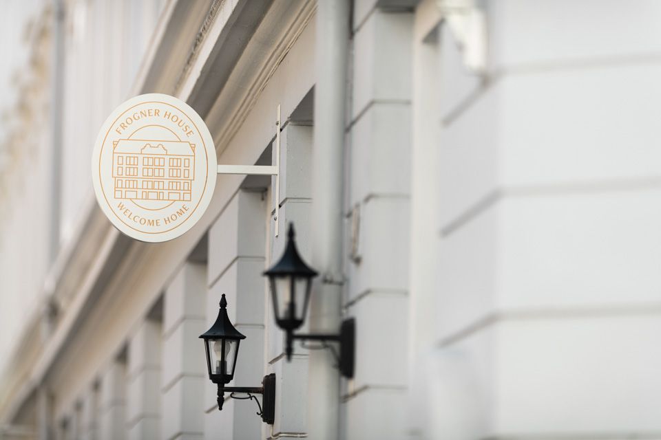Fasadedetalj med skilt for Frogner House Apartments. Foto.