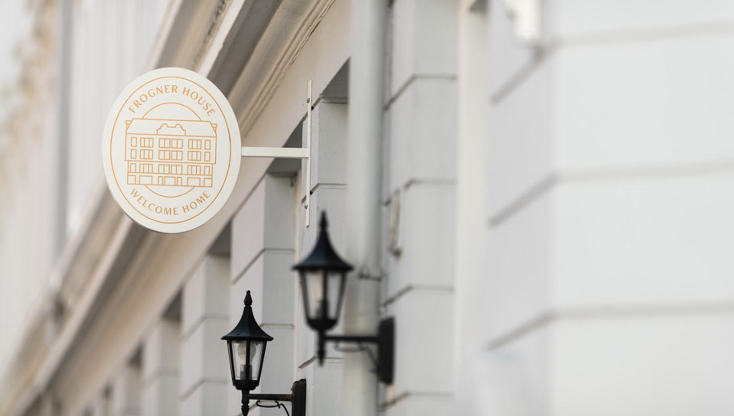 Fasadedetalj med skilt for Frogner House Apartments. Foto.