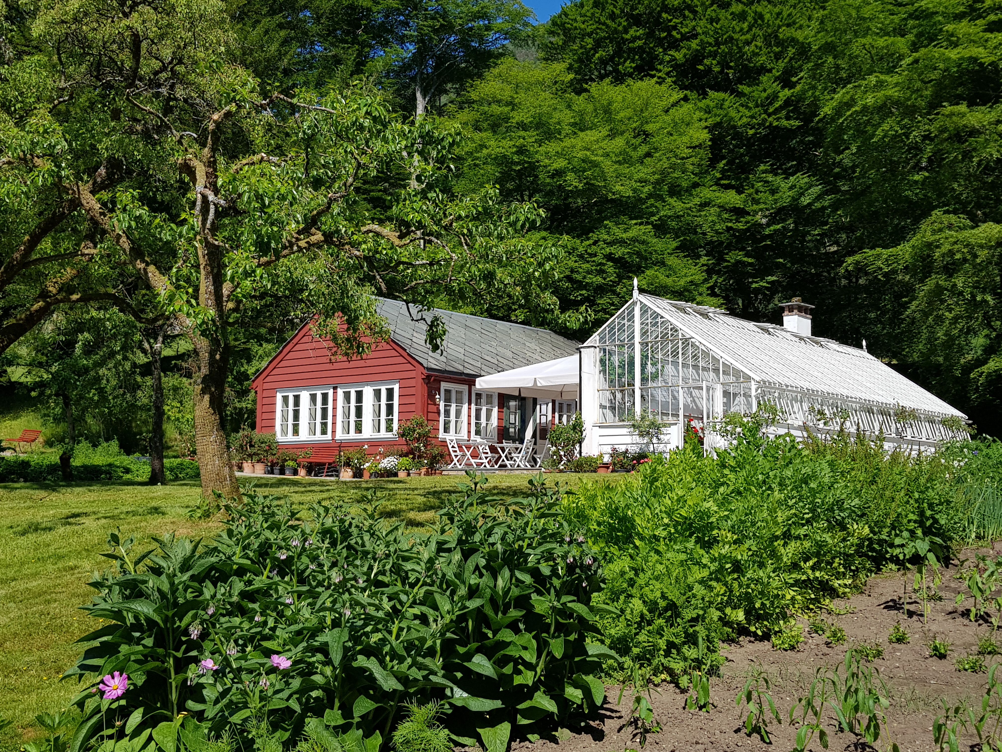 Oransjeri og drivhus i hagen til Baroniet Rosendal.