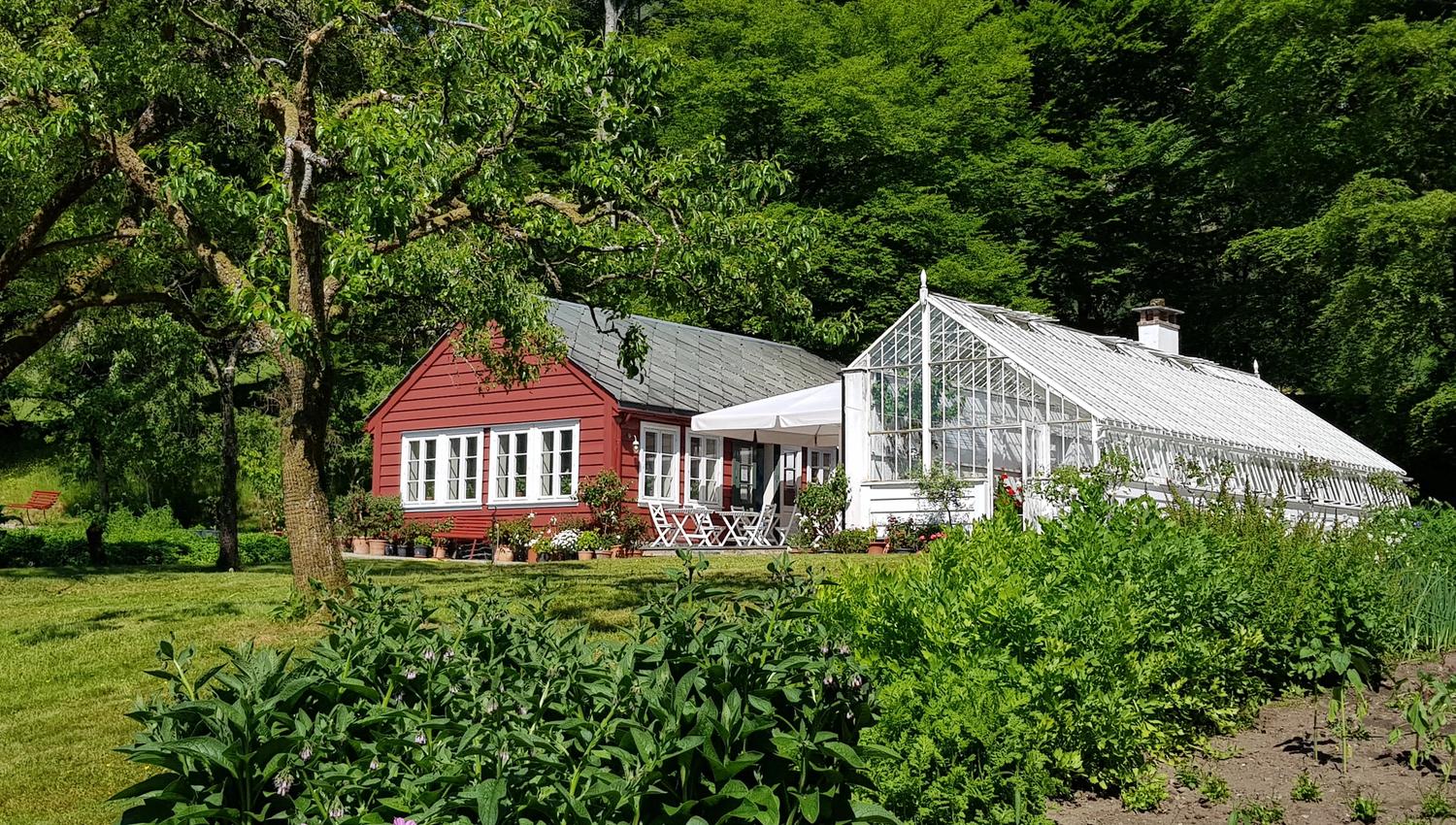 Oransjeri og drivhus i hagen til Baroniet Rosendal.