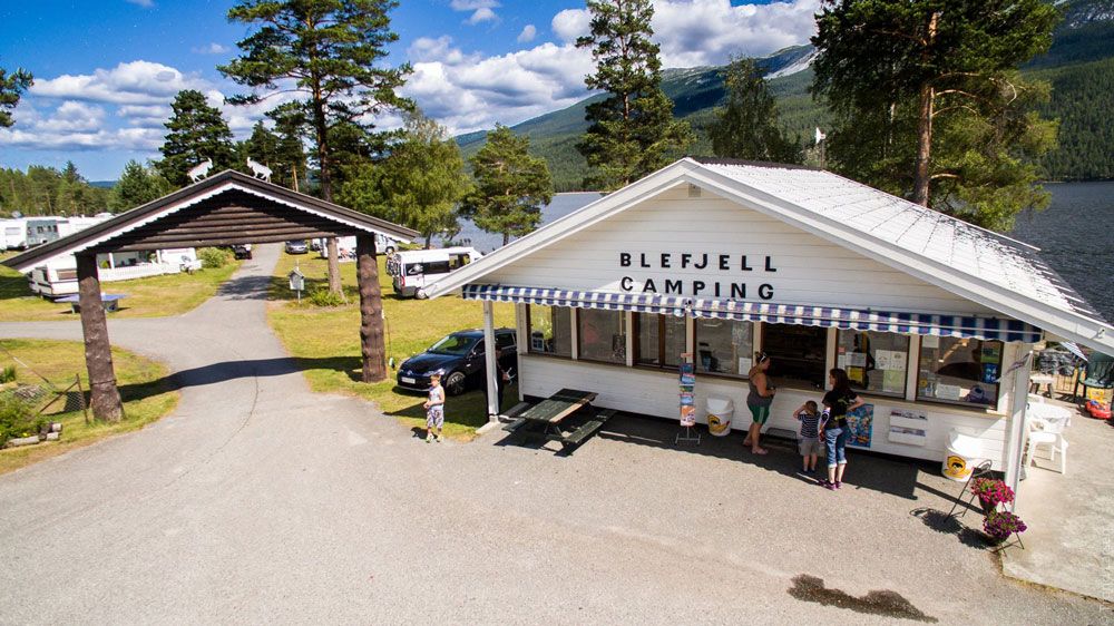 kiosken og resepsjonen til Blefjell camping ved innkjørselen
