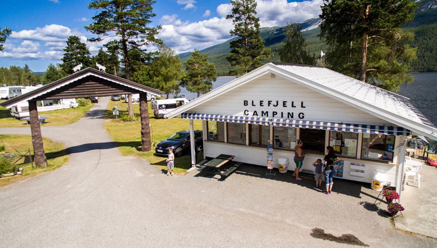 kiosken og resepsjonen til Blefjell camping ved innkjørselen