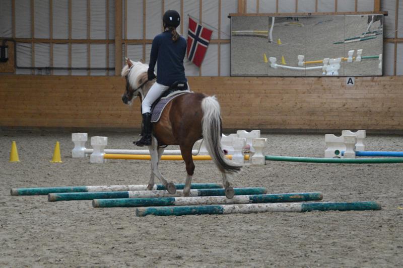 Innendørs ridning.