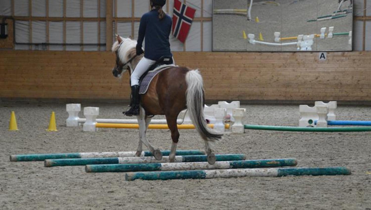 Innendørs ridning.