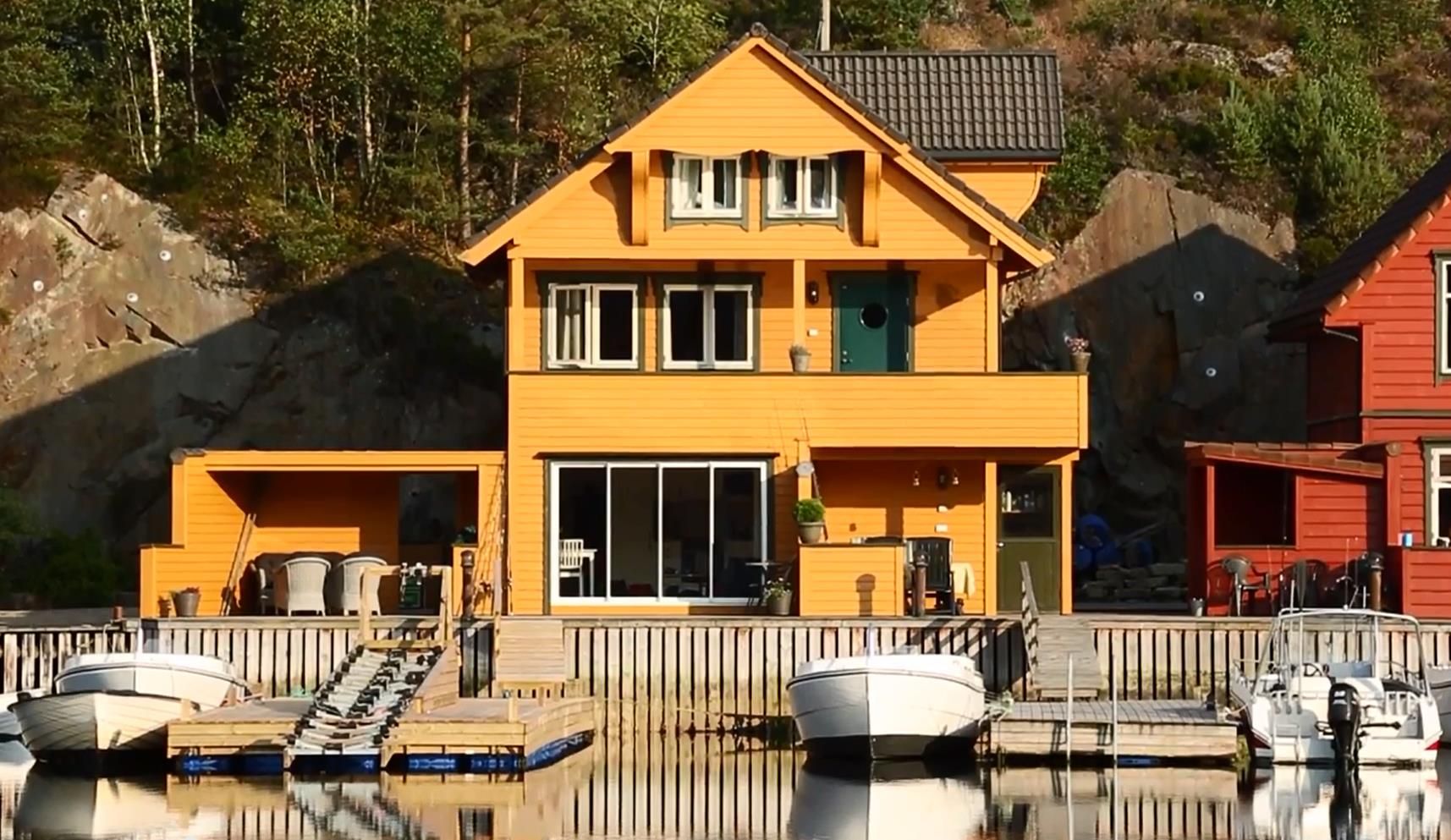 Bryggekanten gul rorbu