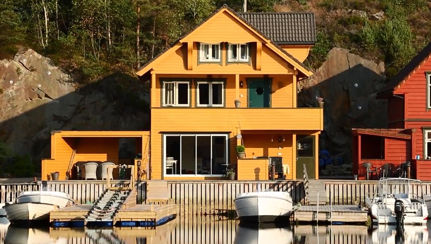 Bryggekanten gul rorbu