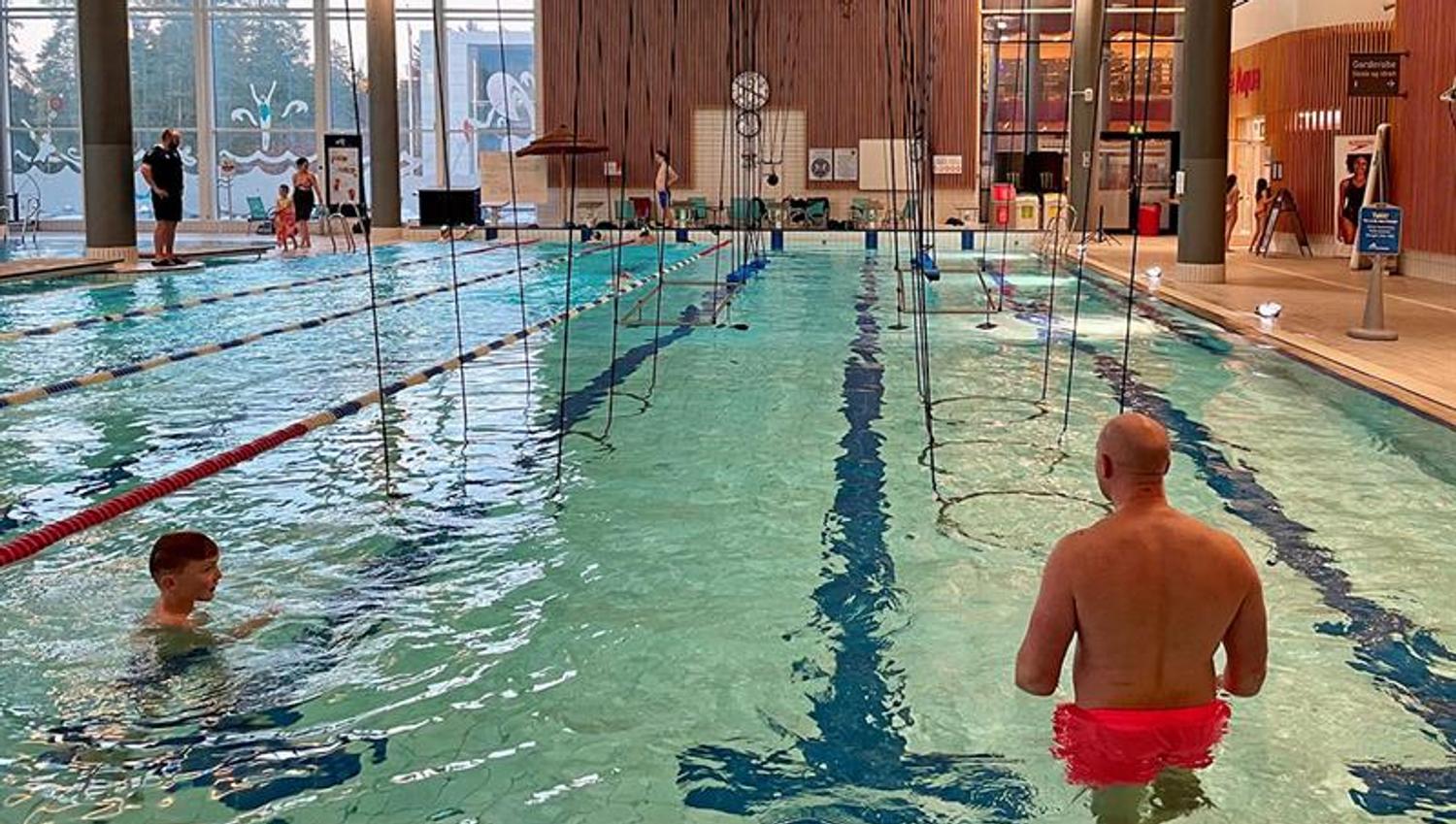 father and son at aquacross at the water park in Skien Fritidspark