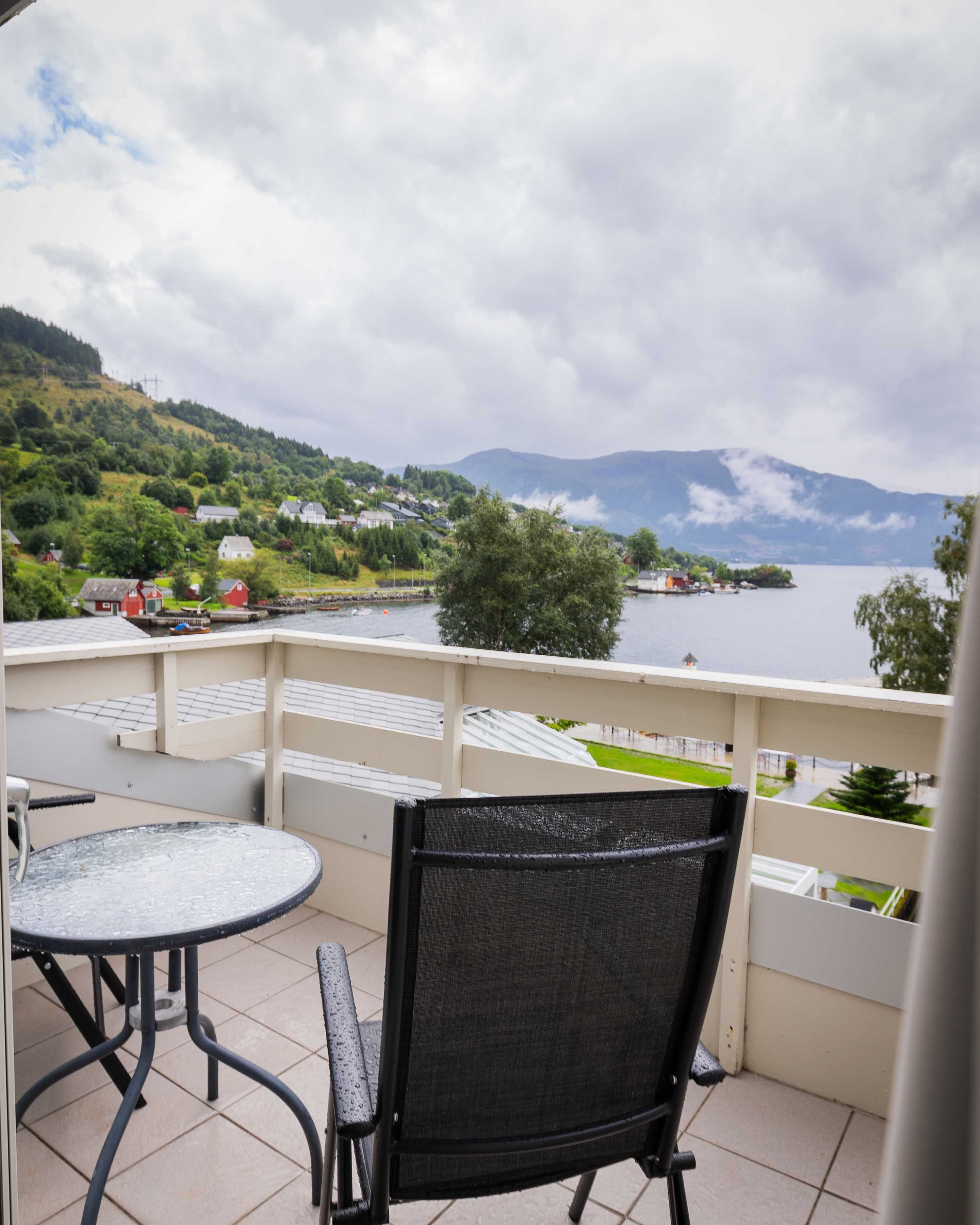 Panoramautsikt frå balkongen på Rosendal Fjordhotel.