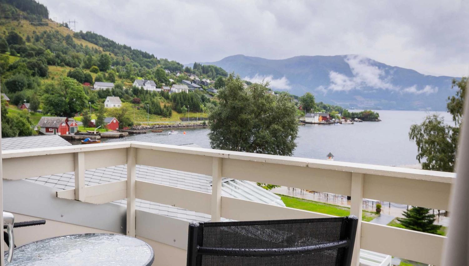 Panoramautsikt frå balkongen på Rosendal Fjordhotel.