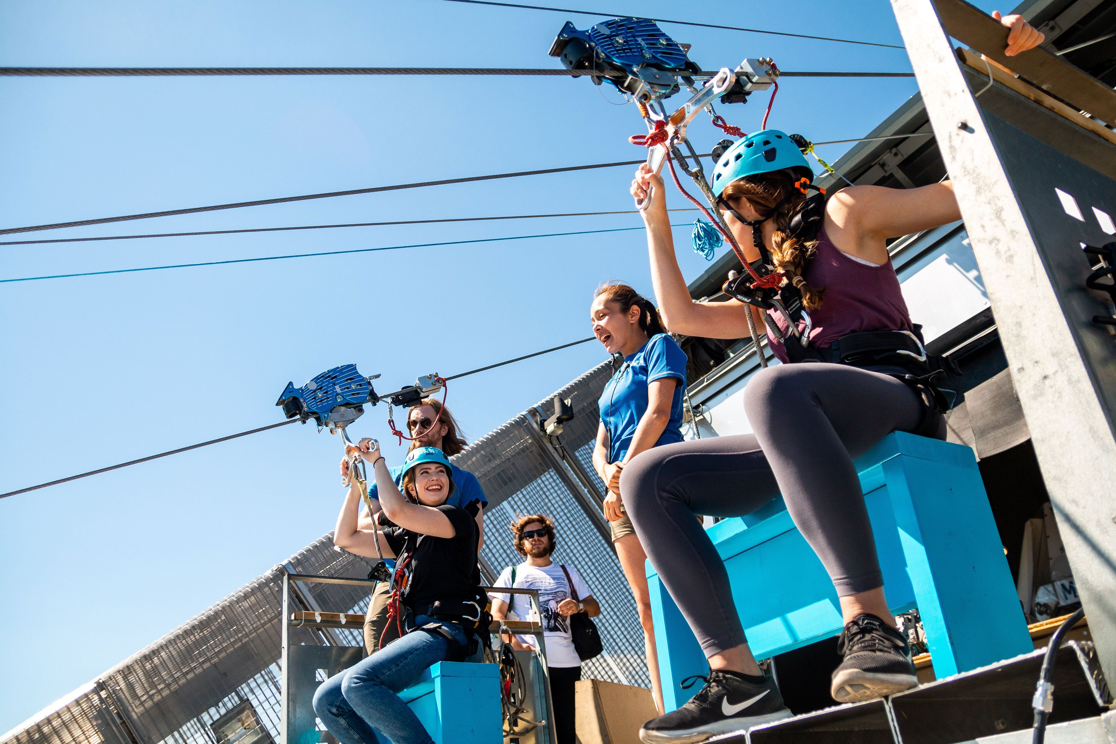 To personer som gjør seg klare til ziplining.