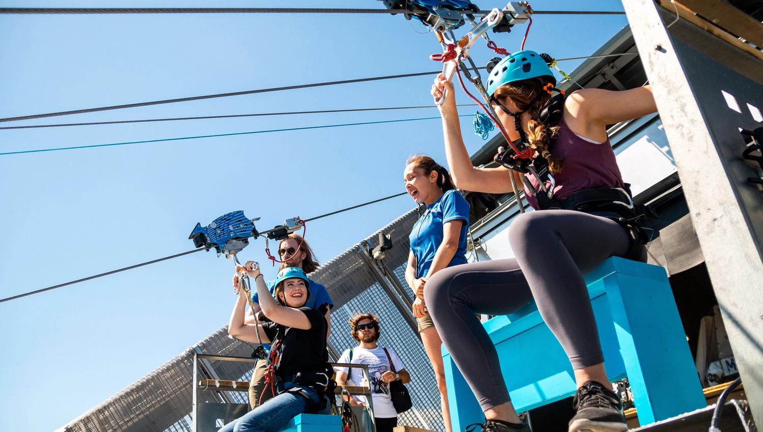 To personer som gjør seg klare til ziplining.