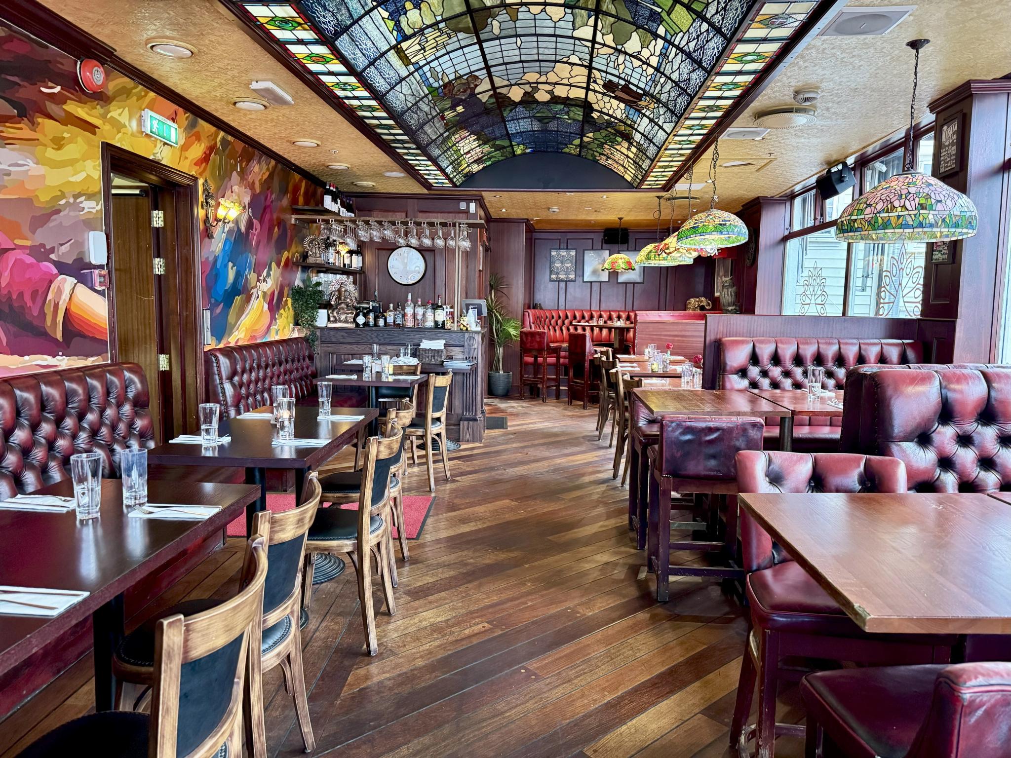 Leela India Restaurant og Bar