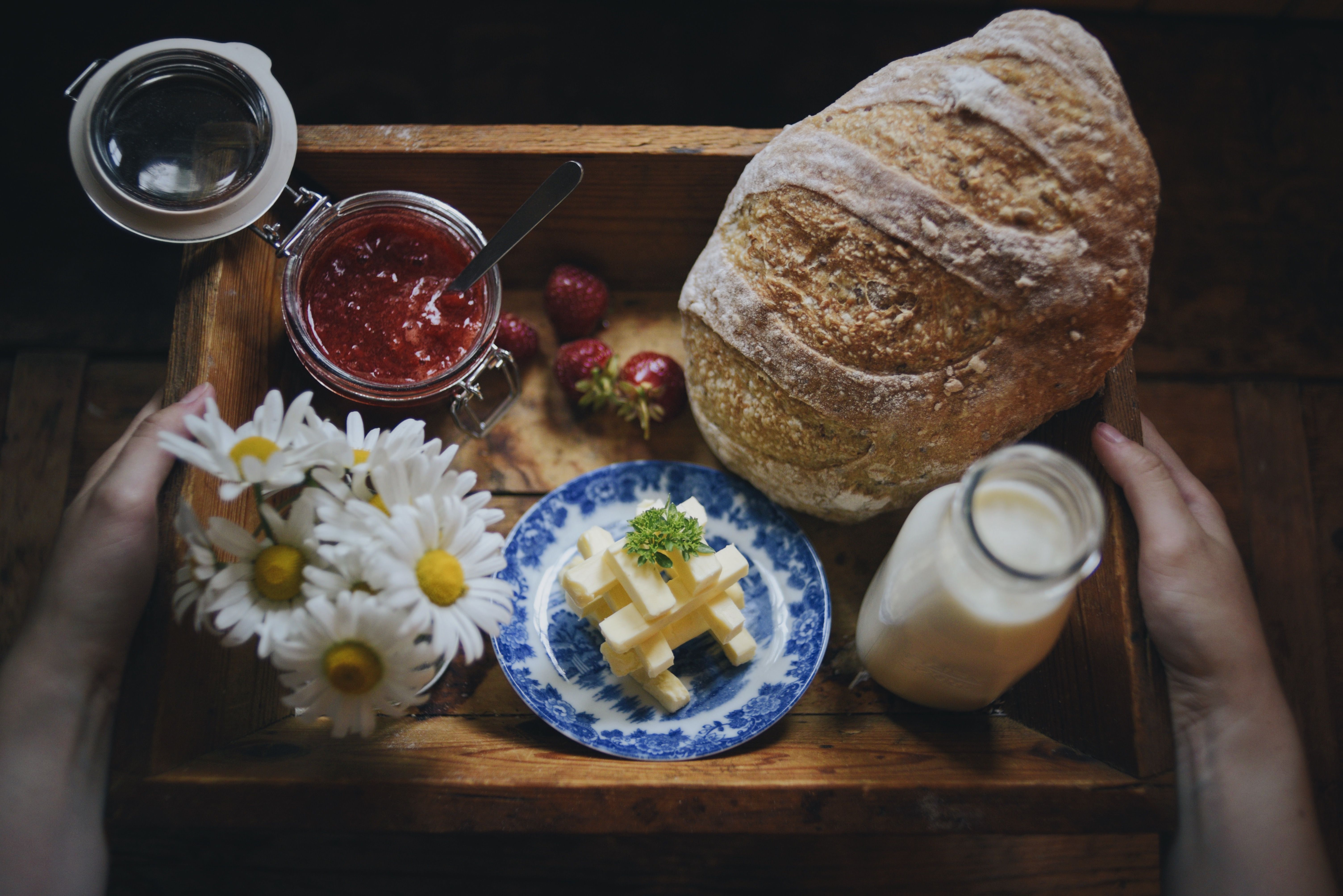 Gårdsfrokost - rykende fersk bakst levert på hyttedøren