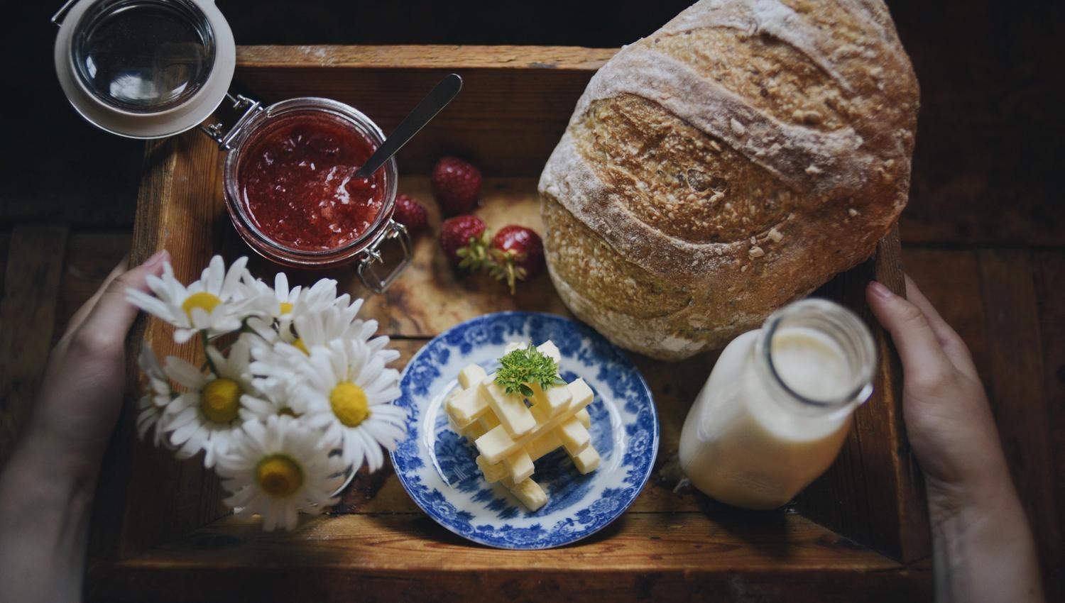 Gårdsfrokost - rykende fersk bakst levert på hyttedøren