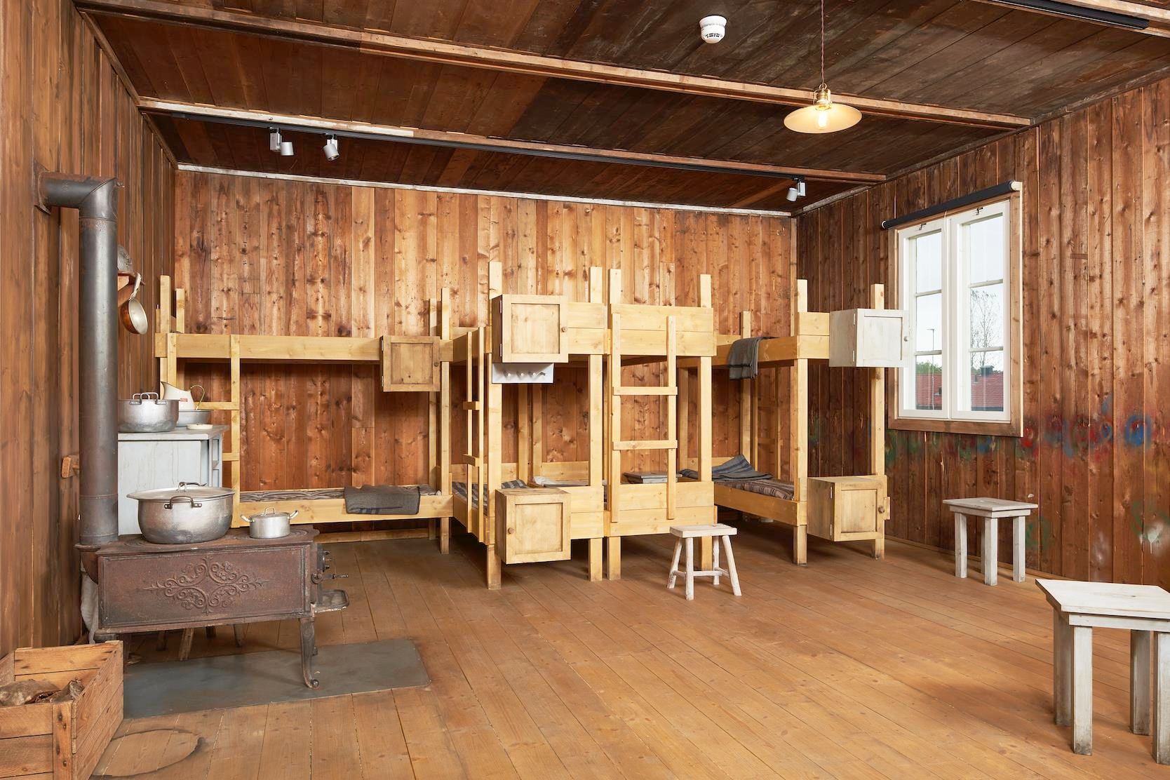 Rom med 8 køyesenger  slik det så ut under fangeleiren