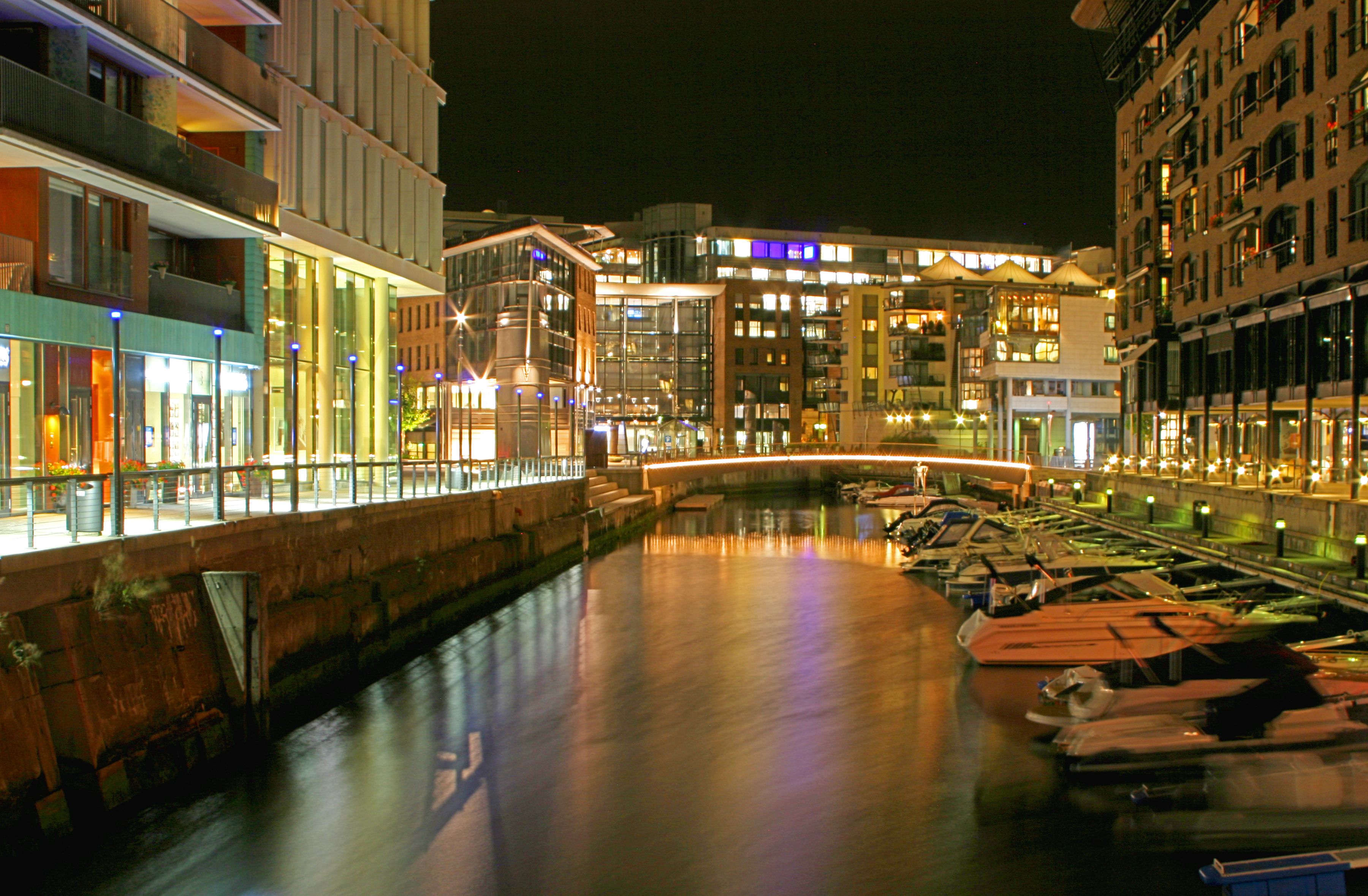 kanal med båter på Tjuvholmen