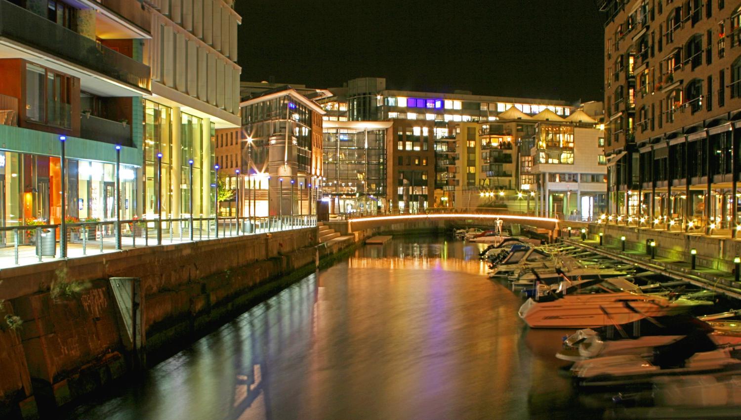 kanal med båter på Tjuvholmen