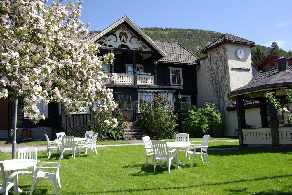 Epletrehagen på Straand Hotel om våren