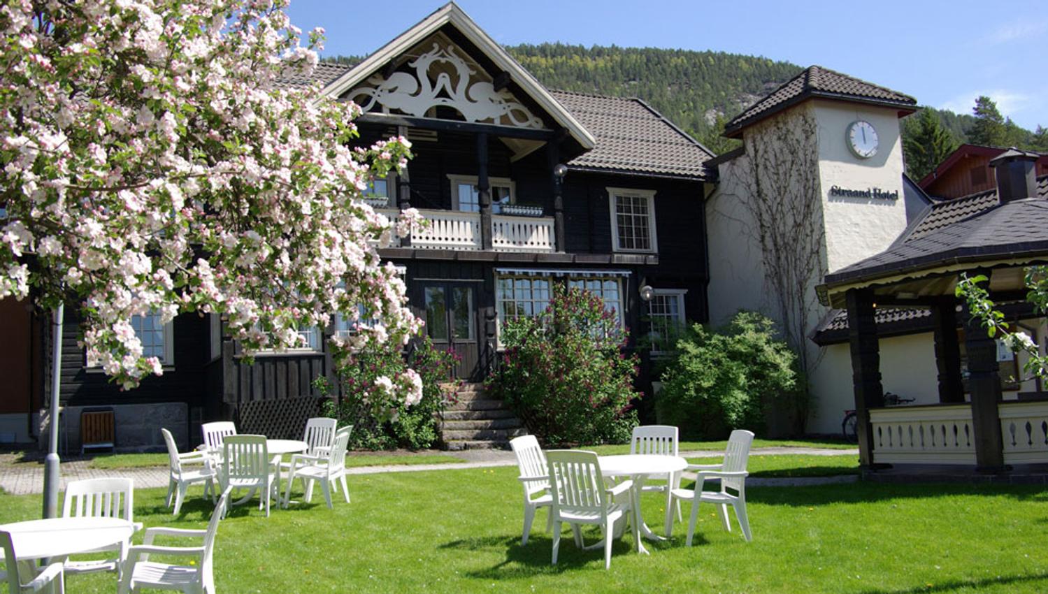 Epletrehagen på Straand Hotel om våren