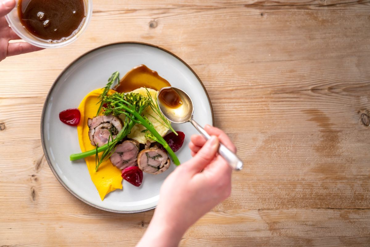 Maten på Sommerhotellet er laget av lokale råvarer og blir delikat dandert på tallerkenen.