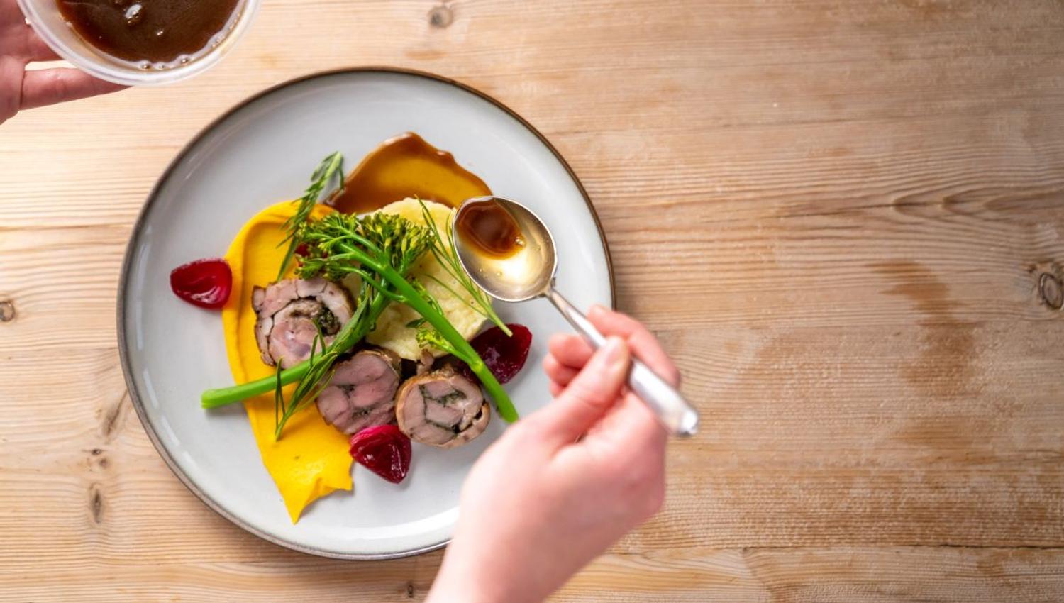 Maten på Sommerhotellet er laget av lokale råvarer og blir delikat dandert på tallerkenen.