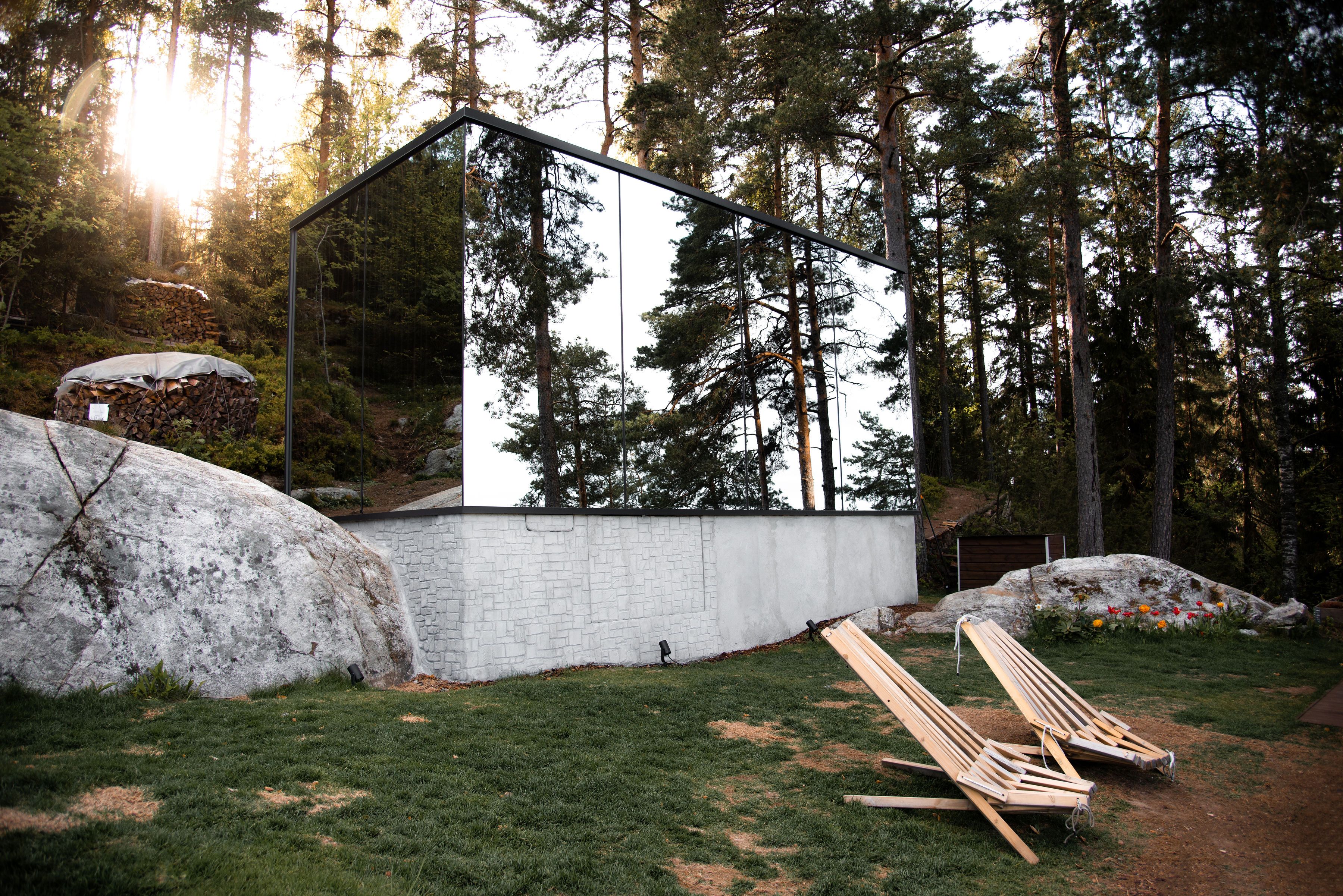 Wonder inn Glass cabin utvendig med stoler
