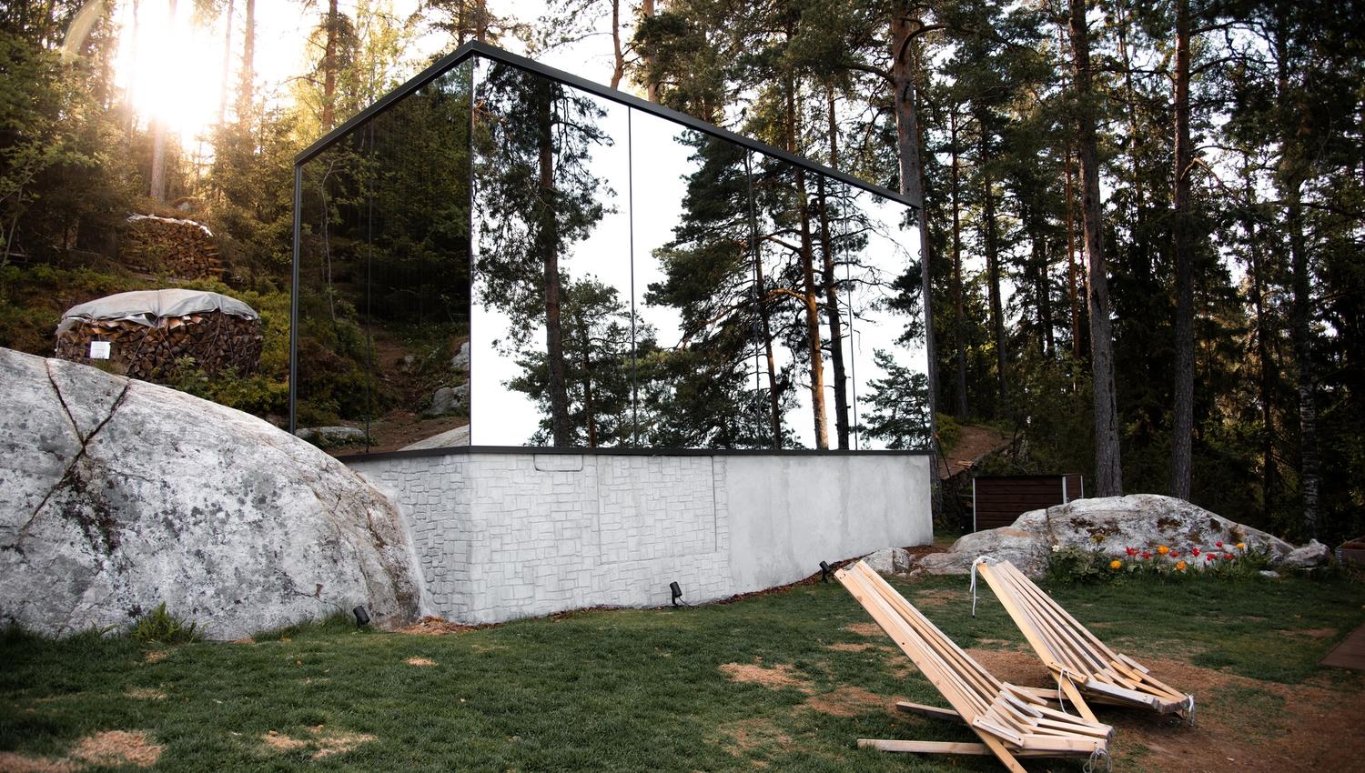 Wonder inn Glass cabin utvendig med stoler