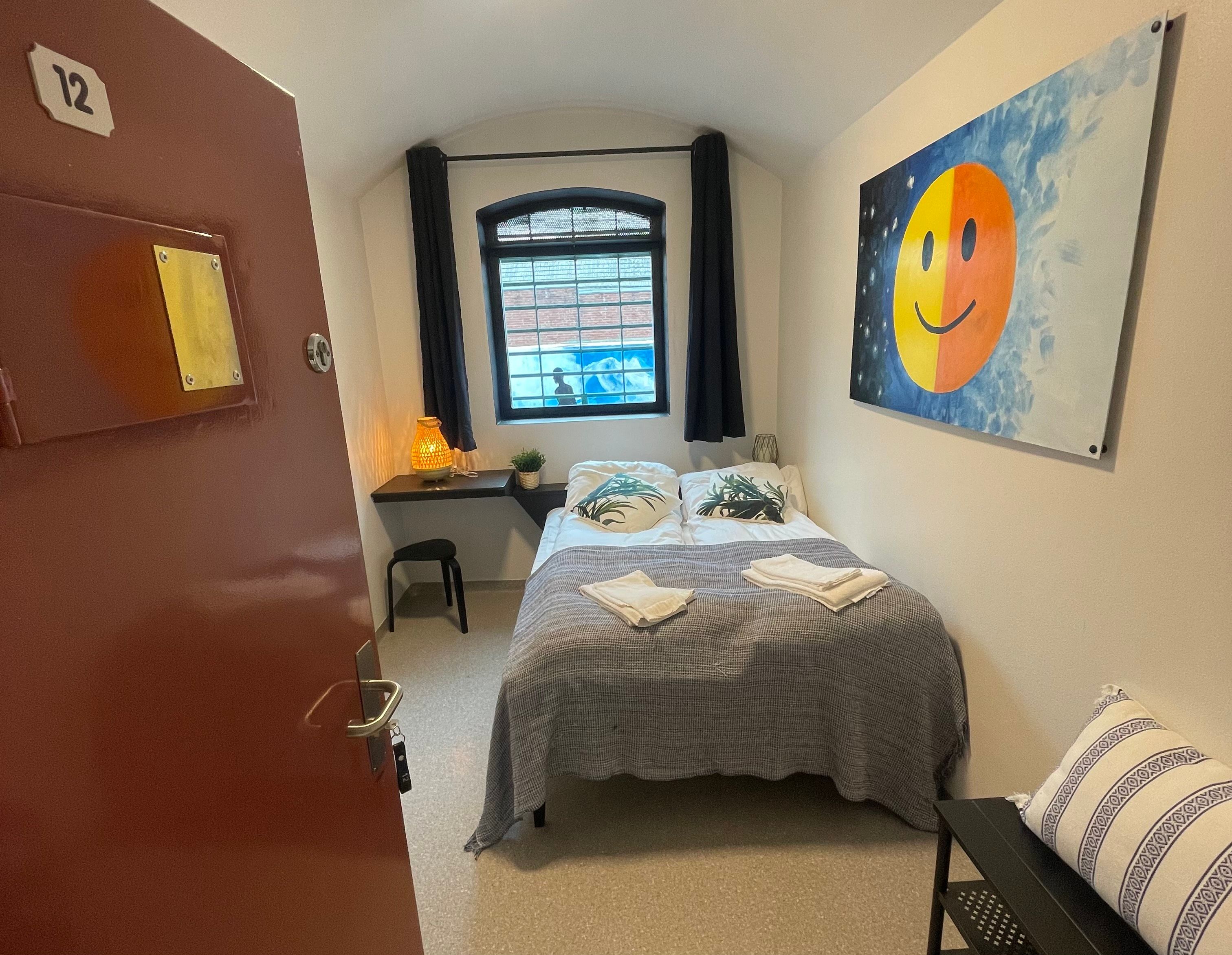 Celle 12 med smileybilde på veggen