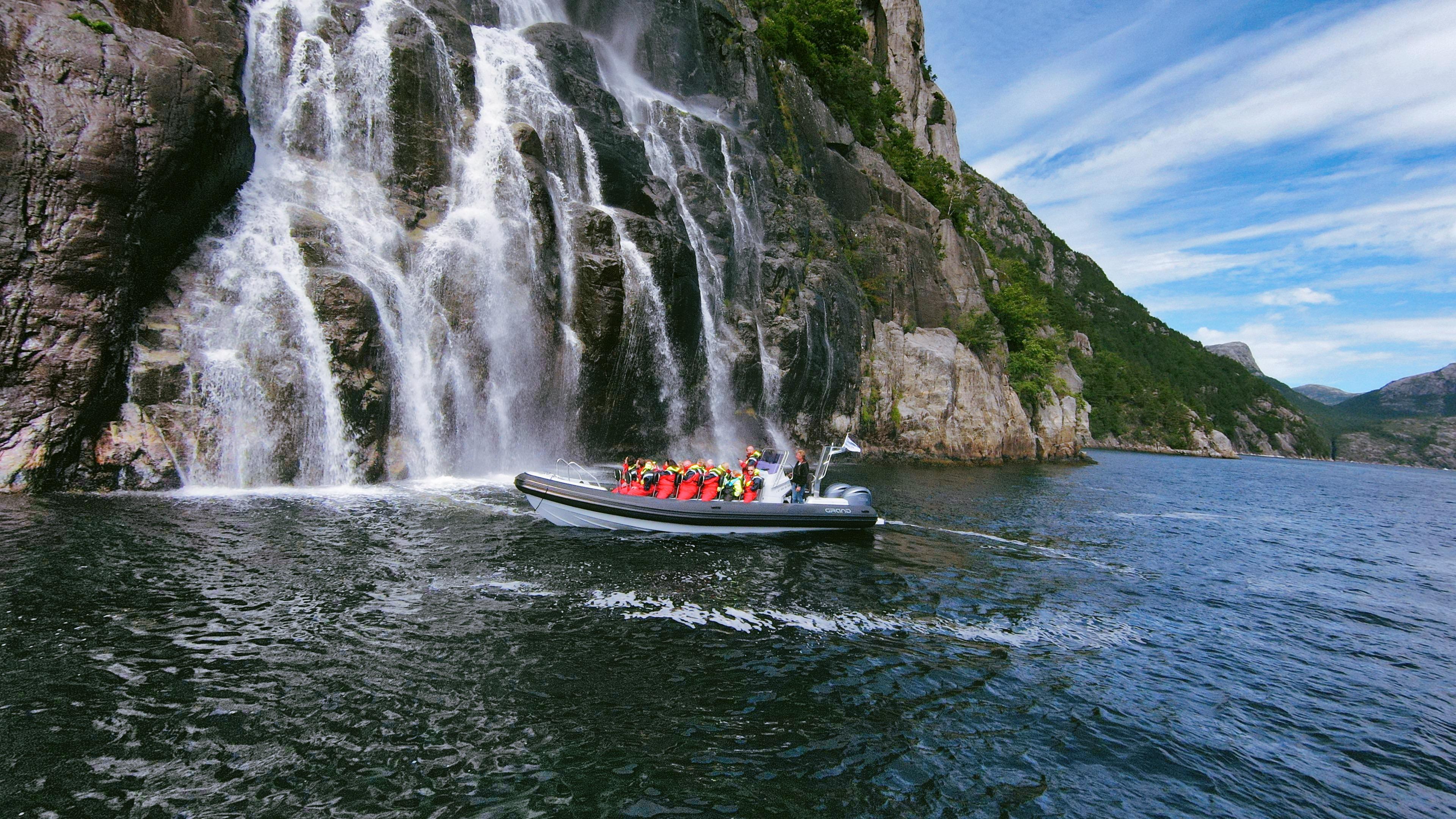 Come close to the Hengjanefossen waterfall