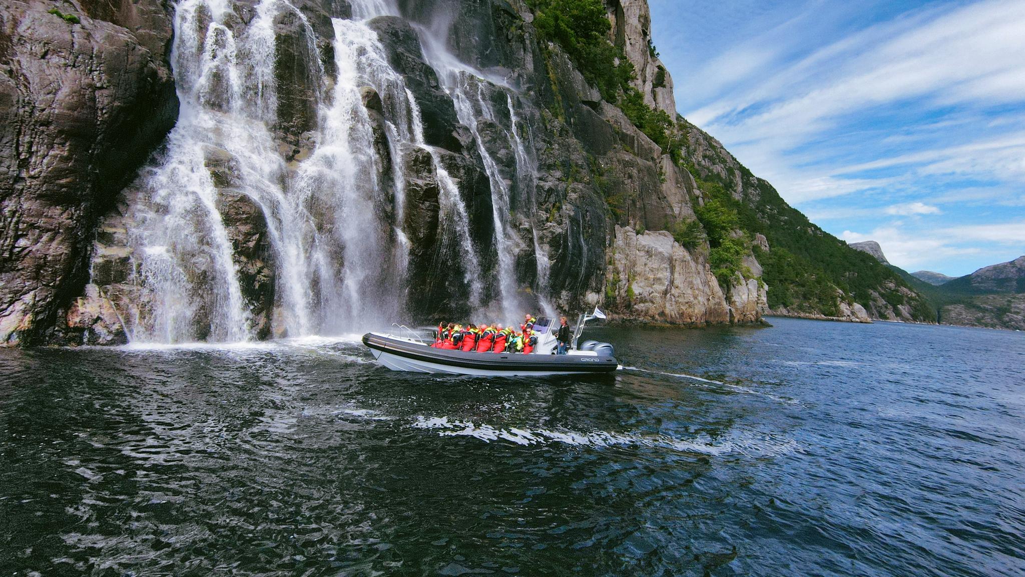 Come close to the Hengjanefossen waterfall