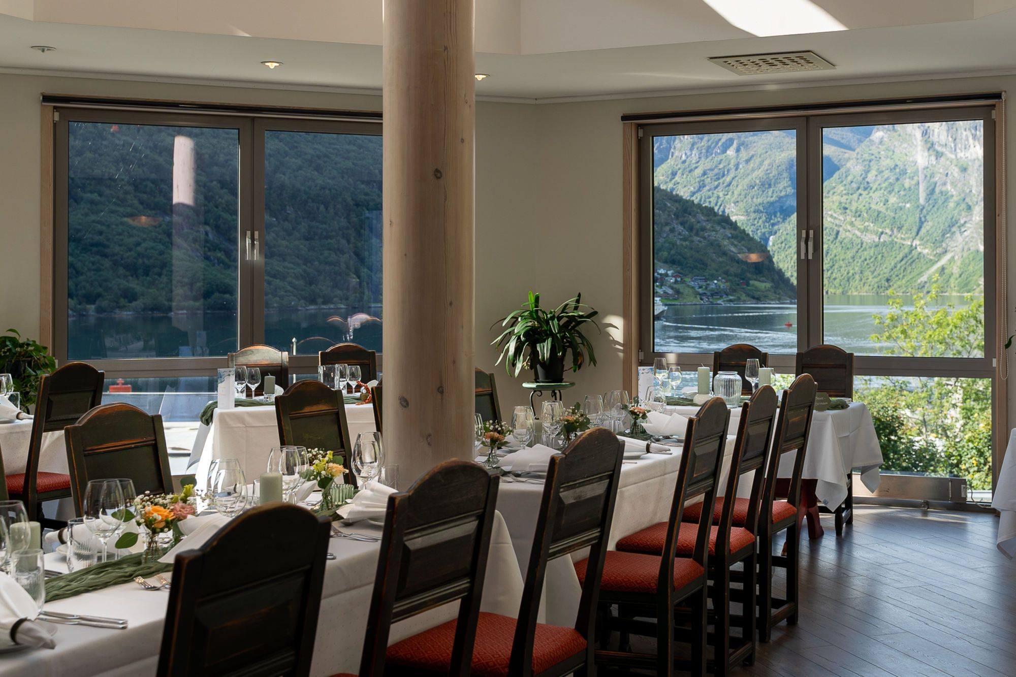 Oppsett for feiring på Restaurant Skageflå med utsikt over Geirangerfjorden