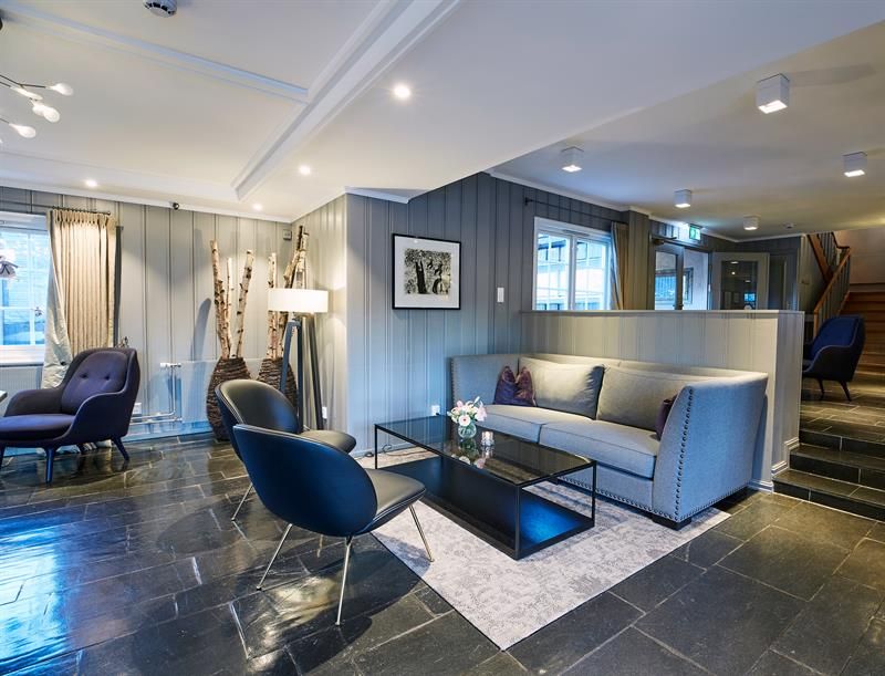 Lounge, blanding av moderne og tradisjonell skandinavisk design. Foto