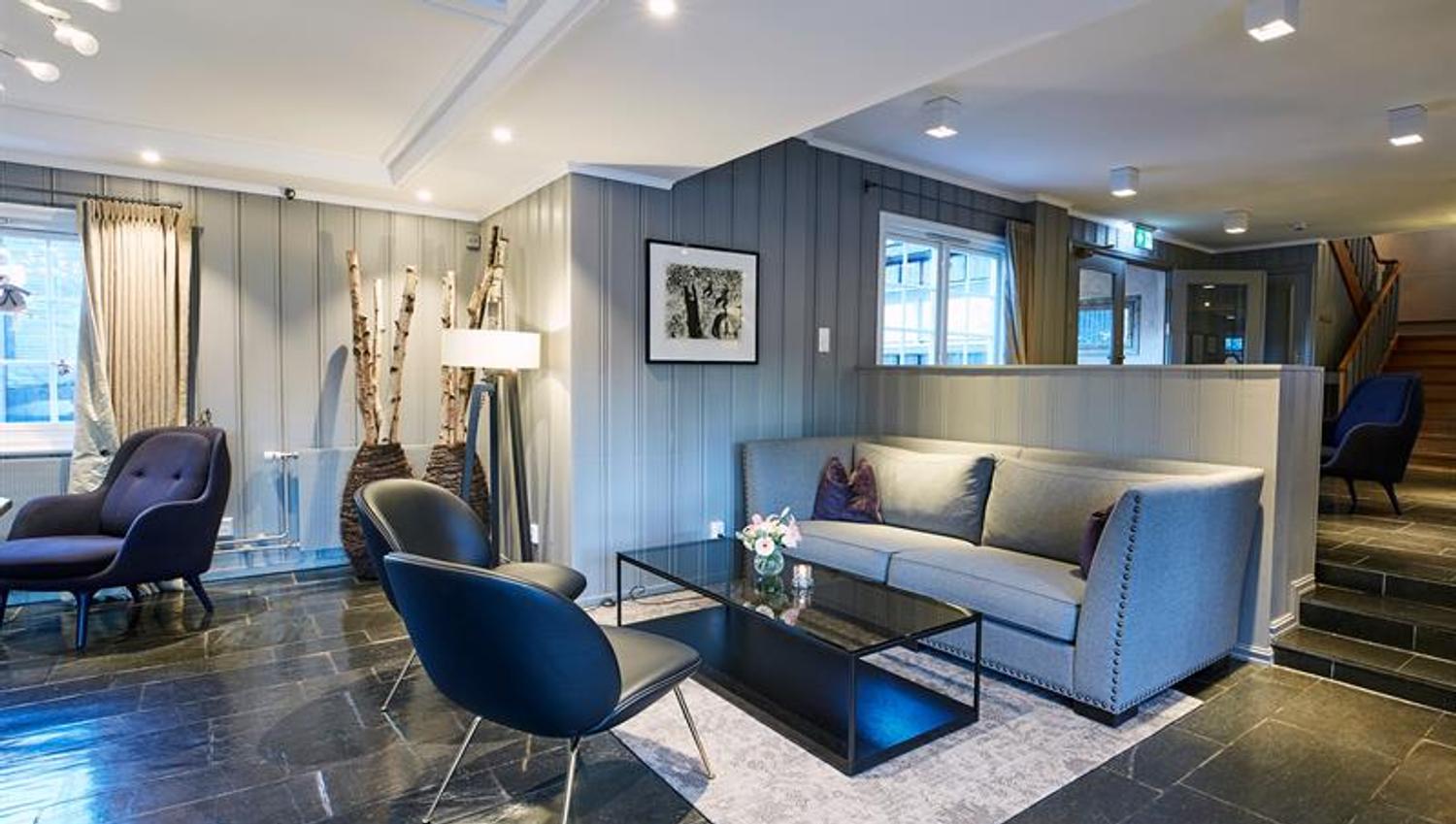 Lounge, blanding av moderne og tradisjonell skandinavisk design. Foto
