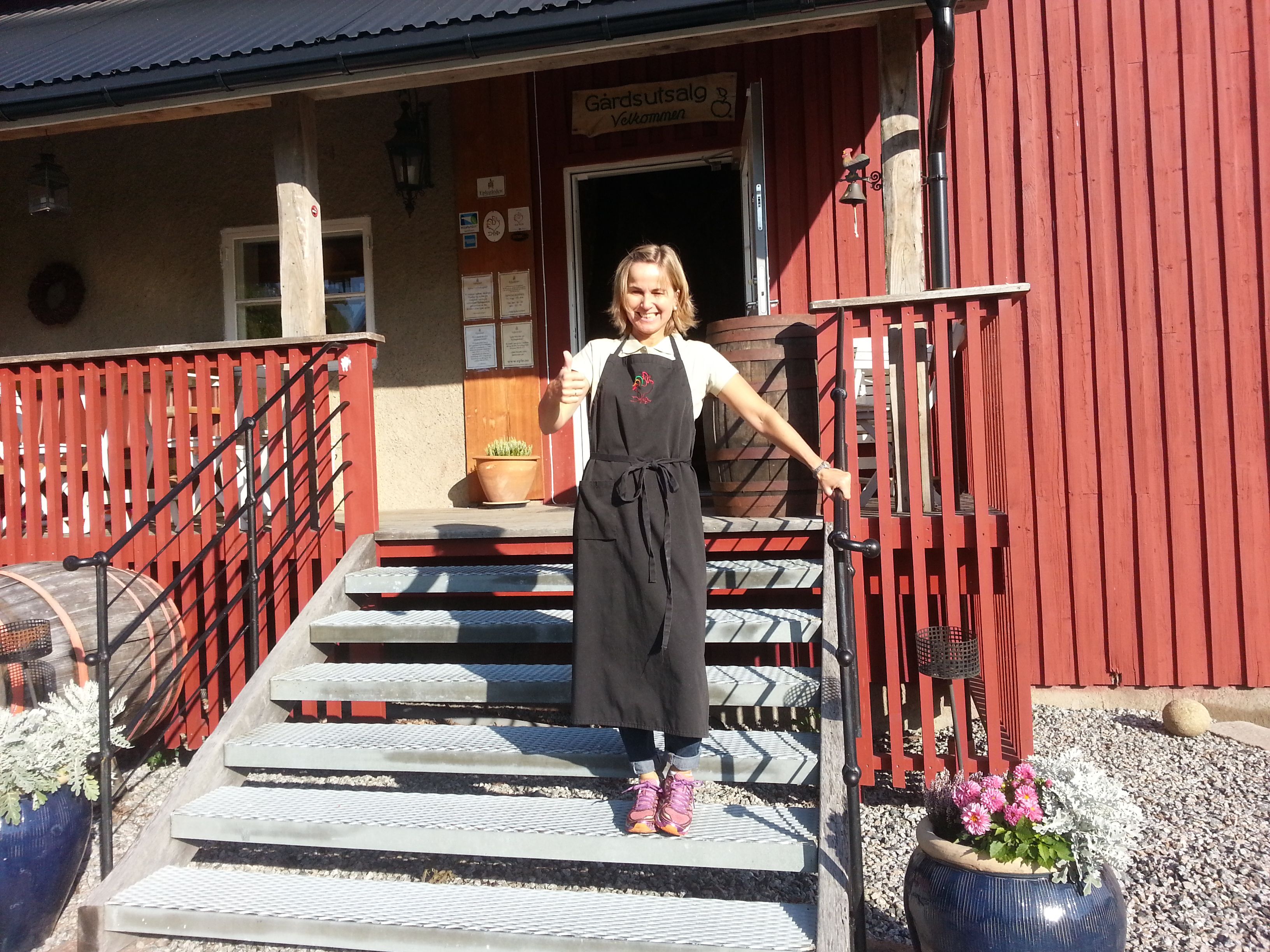 Warm welcome to Eplegården by the hostess.