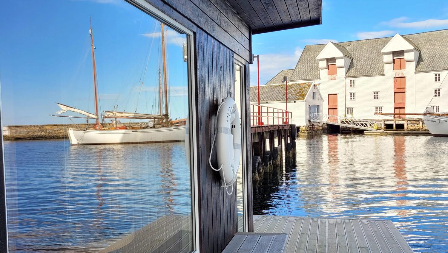 Utsiden av sauna med refleksjon i vinduet