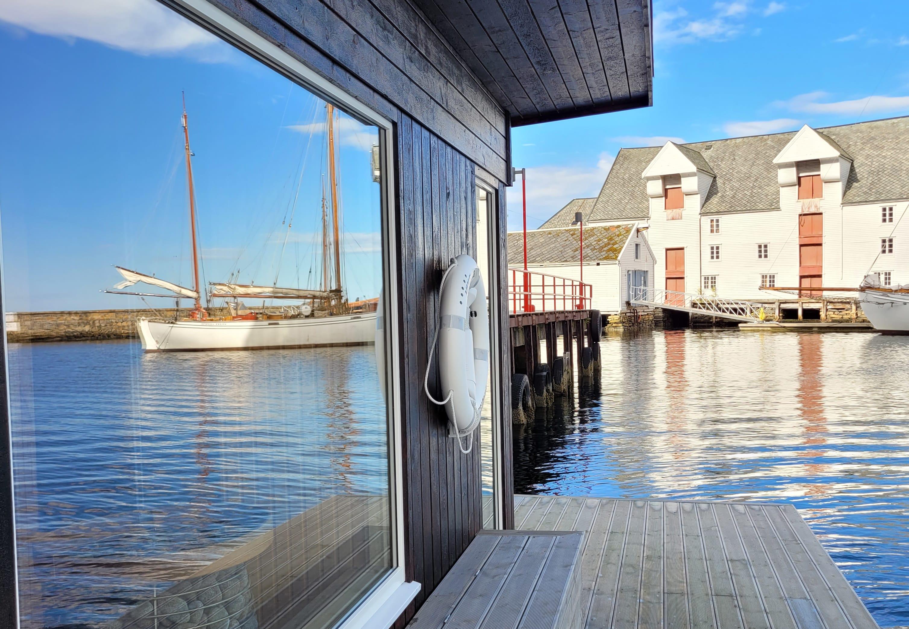 Utsiden av sauna med refleksjon i vinduet