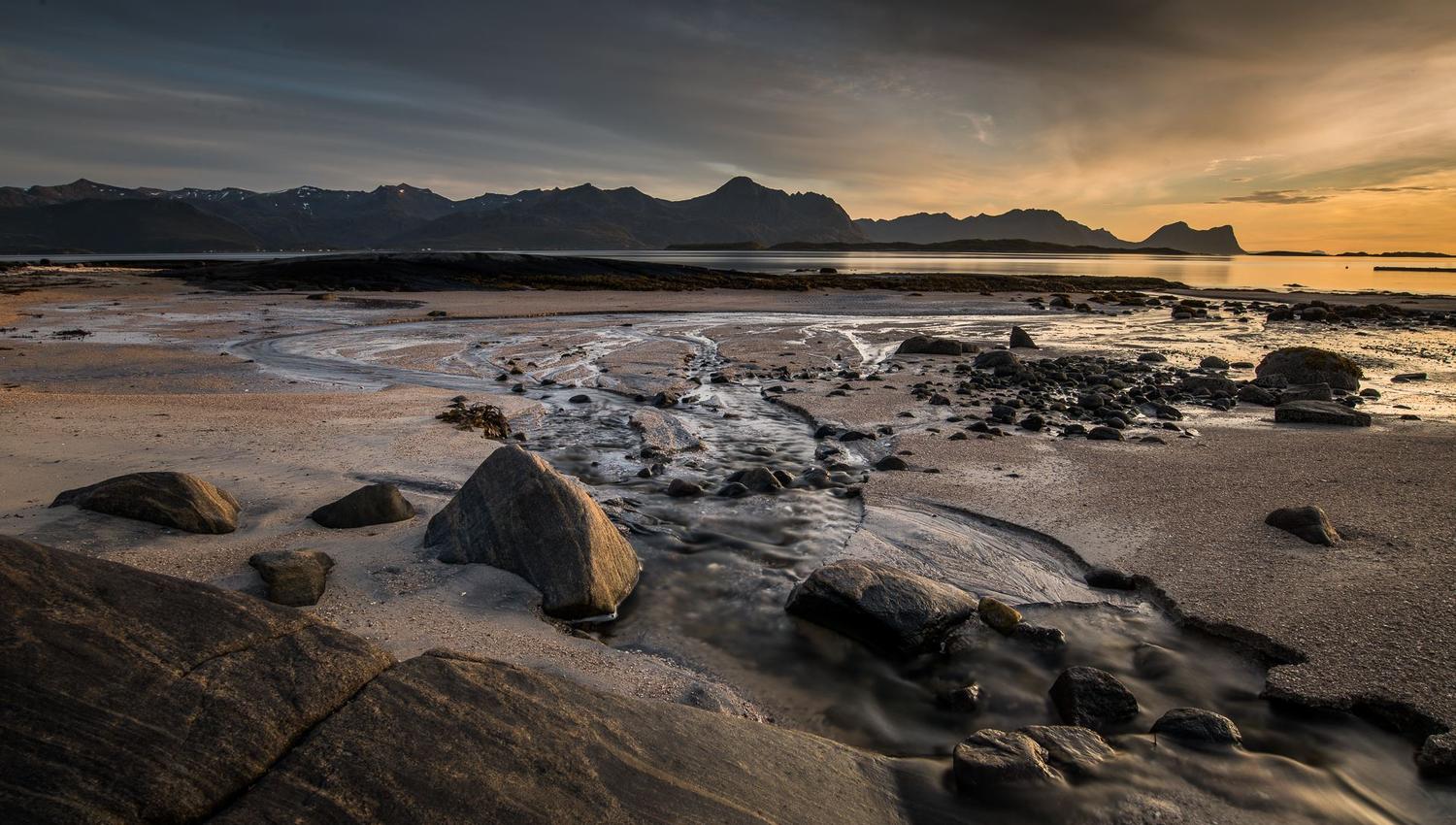 beach picture with mountains in the distance