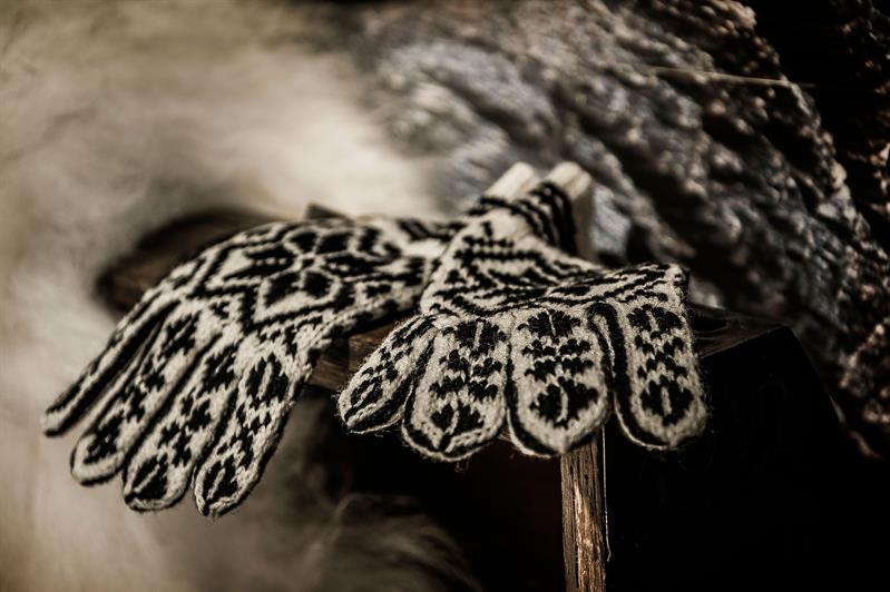 Detaljbilde av et par strikkede hansker.