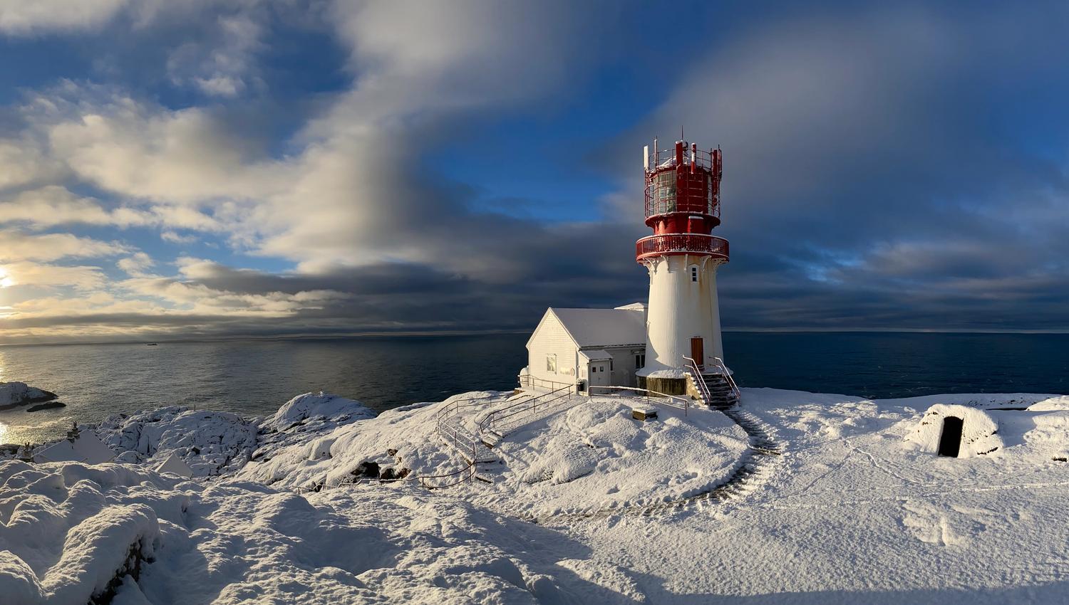 Snødekt rundt Lindesnes fyrtårn