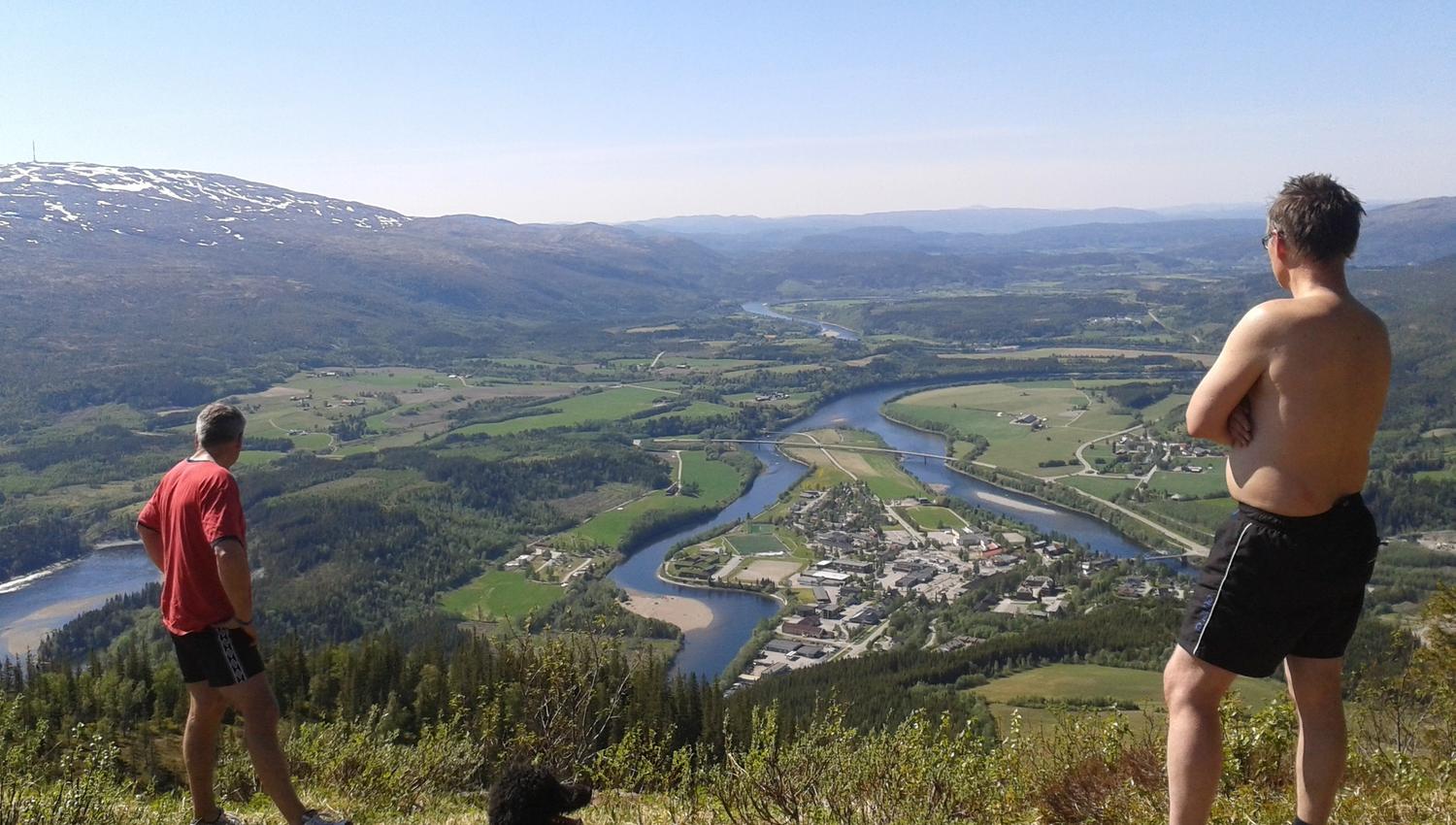 To menn ser på utsikten over Grong fra Storhusfjellet. Namdalen, Trøndelag. Foto: Jorunn Lilleslett.