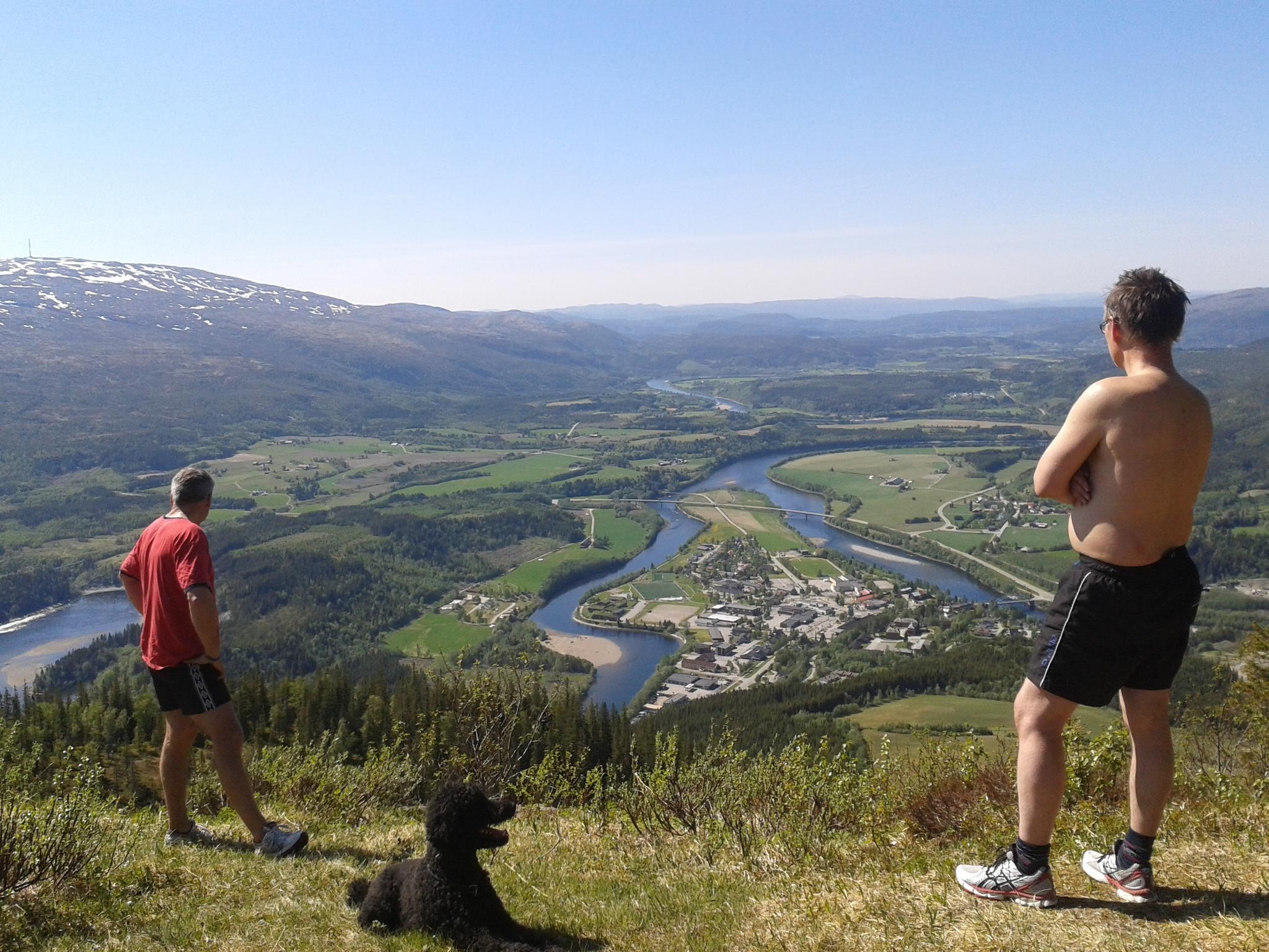To menn ser på utsikten over Grong fra Storhusfjellet. Namdalen, Trøndelag. Foto: Jorunn Lilleslett.
