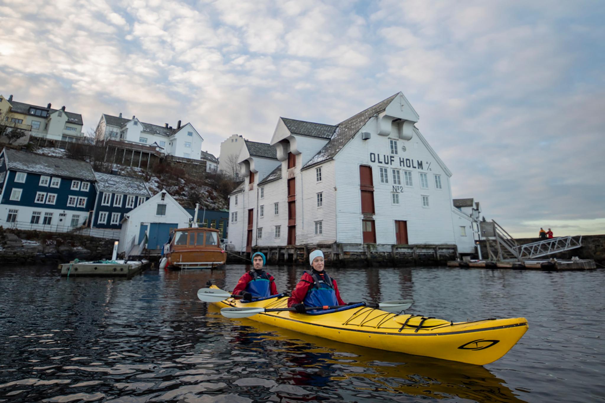 Bli med Uteguiden på vinterkajakk i Ålesund